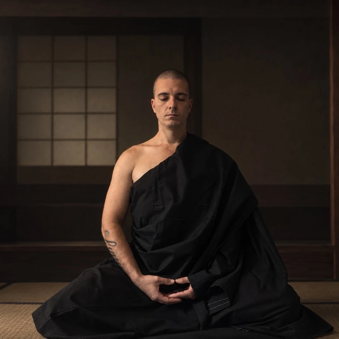 Ruben Muji sentado en zazen, con luz natural lateral